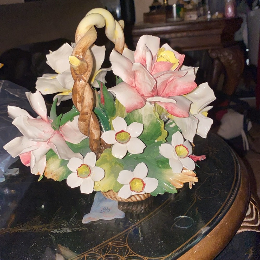 Vintage Capodimonte Porcelain Flower Basket minor chips please see pictures - Picture 3 of 7